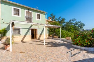 Casa pareada  Calle del pantano. Vivienda con un potencial increíble y mucho carácter. una propie