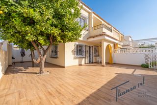 Doppelhaus  Avinguda de polonia. Fabulosa casa esquinera en gran alacant con un espectacular jard