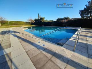 Xalet a Villamayor. Chalet en venta en urbanización  los almendros, 4 dormitorios.