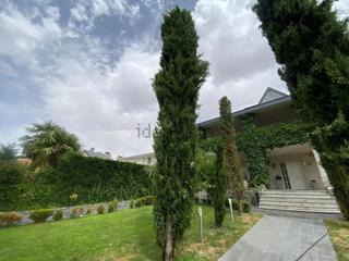 Chalet à Santa Marta de Tormes. Chalet en venta en urbanización  valdelagua, 5 dormitorios.