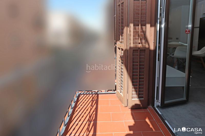 Foto 187a6df2-7d26-4856-82ef-41b72ff25929. Piso  luminoso con ascensor y dos balcones en poble sec en Barcelona