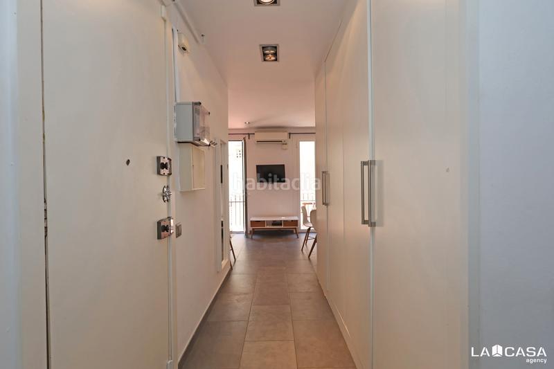 Foto 4f9692b8-6a00-430d-b040-cc975864c531. Piso  luminoso con ascensor y dos balcones en poble sec en Barcelona