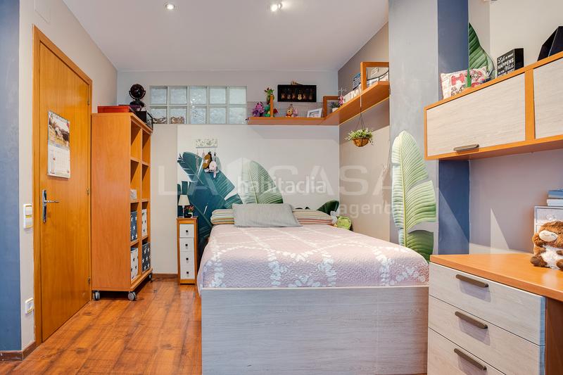 Foto 8a344e3c-a6da-492a-90e4-02c3519ca0f4. House with heating parking in Font Verda Granollers