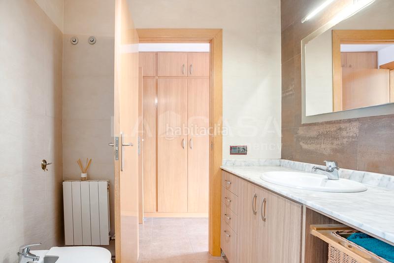 Foto b5f1b875-2588-4ba6-a014-b22011d8fe1c. House with heating parking pool in Corbera de Llobregat