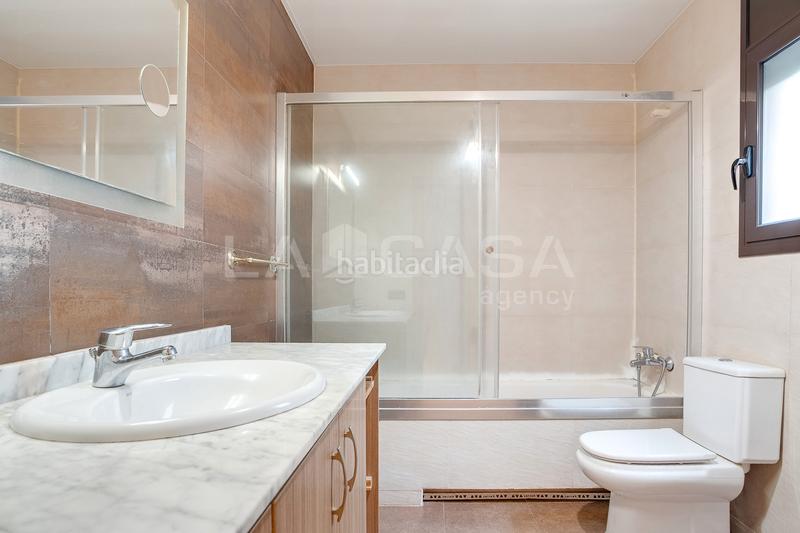 Foto b762d225-d8c2-41e4-9453-1b3aae6c2b1f. House with heating parking pool in Corbera de Llobregat