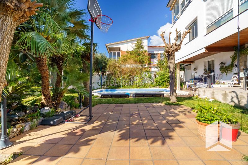 Foto 6146d806-d211-4ff3-a073-c54379b14fd8. Xalet amb aparcament piscina a Montmar Castelldefels
