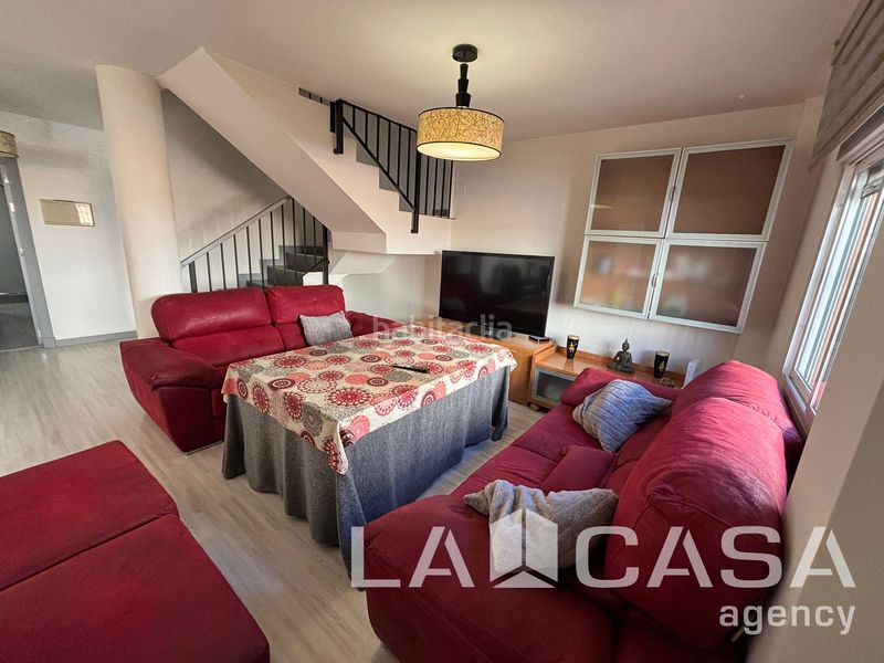 Foto 6d3a7d4f-0c5a-4b43-8d62-3a4a684d2d0b. Casa adossada a Avenida de Europa Montequinto
