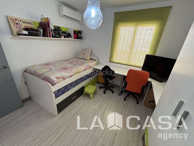 Foto a7d0c699-830a-42f7-a0c2-94eef130b2b6. Casa adossada a Avenida de Europa Montequinto