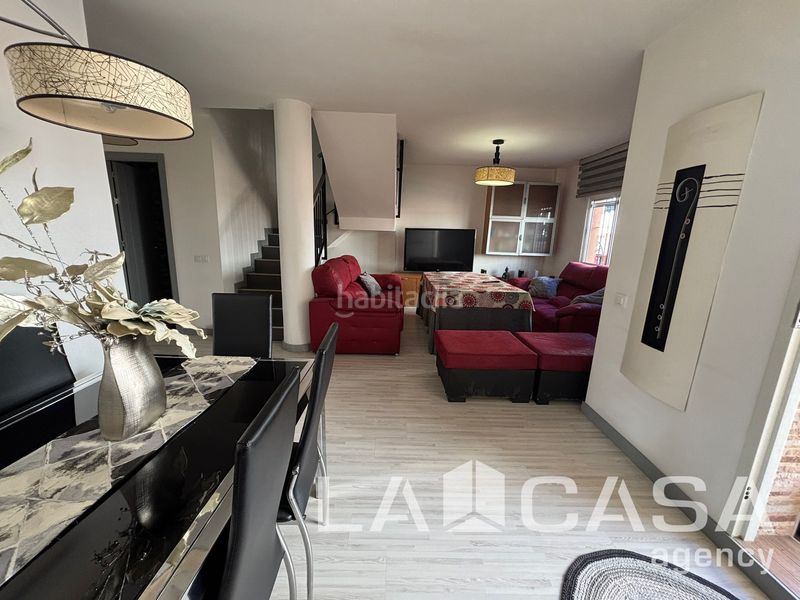 Foto b1072937-4049-44d3-bc1c-31e9f416f968. Casa adossada a Avenida de Europa Montequinto