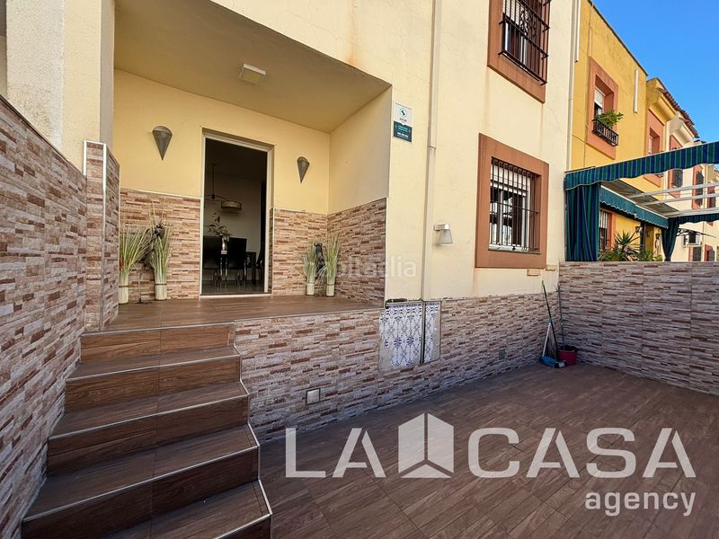 Foto b2b70422-62b7-4133-9aea-32847ea60882. Casa adossada a Avenida de Europa Montequinto