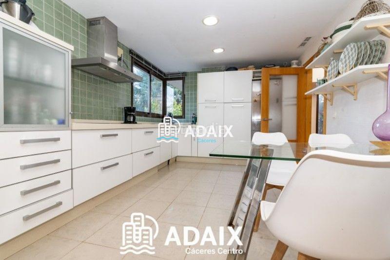 Foto 0232c813-4579-443f-91a2-981487f154d8. Chalet esta impresionante casa chalet independiente en venta es una propiedad única con carácter y diseño excepcionales. distribuida en t en Cáceres