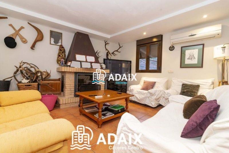 Foto 3ef738eb-c355-4c8e-b604-7612770d52a7. Chalet esta impresionante casa chalet independiente en venta es una propiedad única con carácter y diseño excepcionales. distribuida en t en Cáceres
