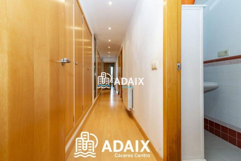 Foto 82224ac8-1206-458e-8e8a-5adc423cf008. Chalet esta impresionante casa chalet independiente en venta es una propiedad única con carácter y diseño excepcionales. distribuida en t en Cáceres