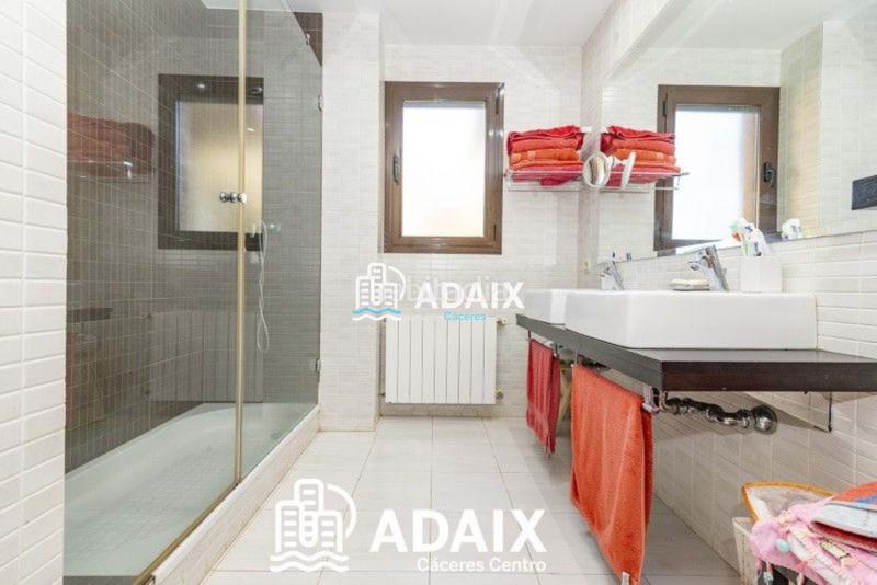 Foto 90541644-ce87-44f6-a84c-fb4c7c9801a9. Chalet esta impresionante casa chalet independiente en venta es una propiedad única con carácter y diseño excepcionales. distribuida en t en Cáceres