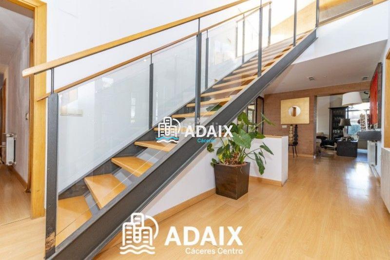 Foto aff425c4-eed2-4744-8497-25aee4defc4a. Chalet esta impresionante casa chalet independiente en venta es una propiedad única con carácter y diseño excepcionales. distribuida en t en Cáceres