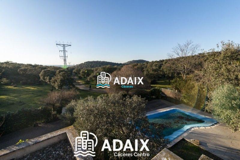 Foto b2d94bdd-f669-4ce8-9377-c6bcf9599974. Chalet esta impresionante casa chalet independiente en venta es una propiedad única con carácter y diseño excepcionales. distribuida en t en Cáceres
