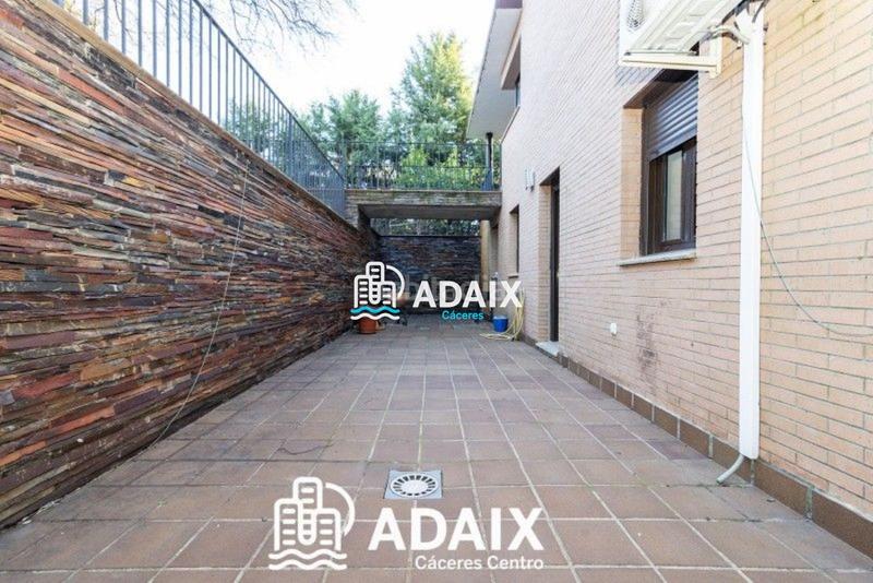 Foto b5dbfd77-8149-430c-9d62-c8a634f90427. Chalet esta impresionante casa chalet independiente en venta es una propiedad única con carácter y diseño excepcionales. distribuida en t en Cáceres