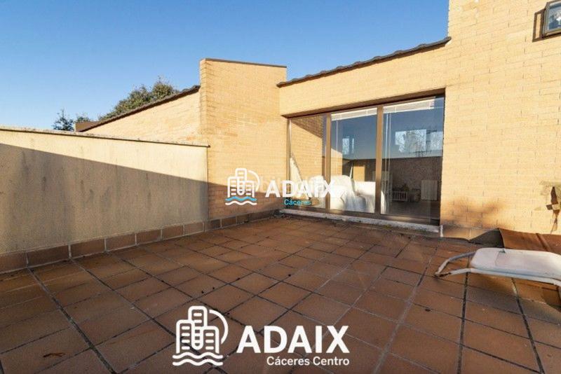 Foto bde25515-ecc4-4513-8954-0db4397ab109. Chalet esta impresionante casa chalet independiente en venta es una propiedad única con carácter y diseño excepcionales. distribuida en t en Cáceres