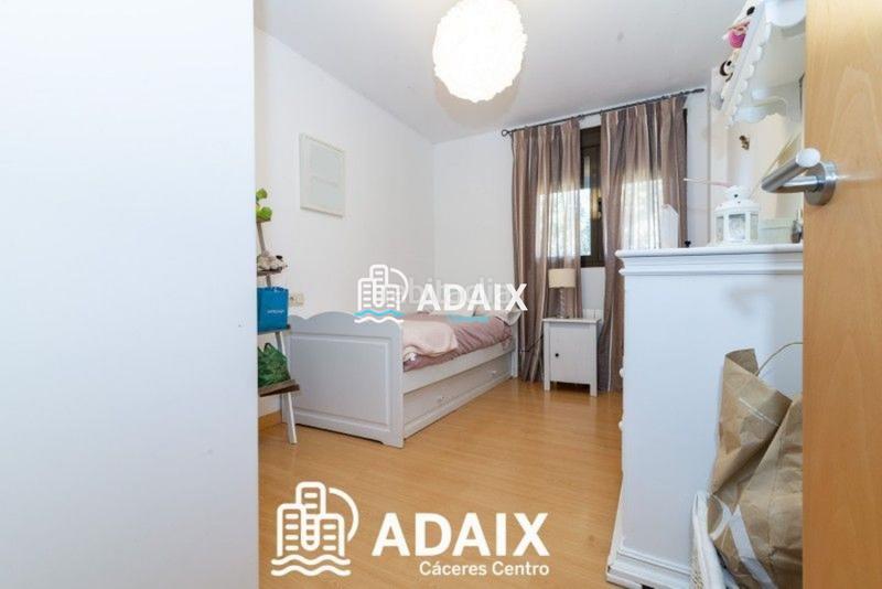 Foto cb74a877-0606-49e7-8289-d5e5d10553ad. Chalet esta impresionante casa chalet independiente en venta es una propiedad única con carácter y diseño excepcionales. distribuida en t en Cáceres