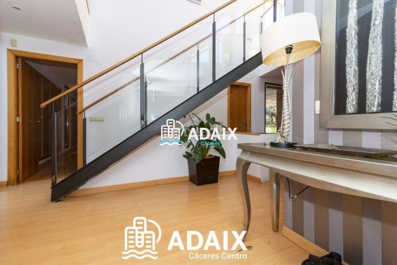 Foto f169e75b-0d88-4f12-9038-7c77d1545171. Chalet esta impresionante casa chalet independiente en venta es una propiedad única con carácter y diseño excepcionales. distribuida en t en Cáceres