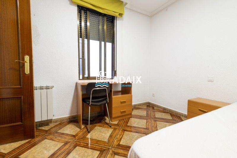 Foto 06dd005f-5a21-4d03-8827-fda53bce3bd0. Piso este magnífico piso en venta, ubicado en antonio hurtado, es una verdadera joya en pleno Centro . tanto si buscas un lug en Cáceres