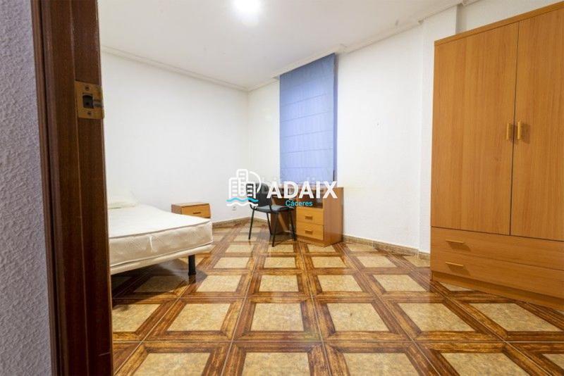 Foto 2facc145-b5ab-40fb-9a37-a1e75df45fe6. Piso este magnífico piso en venta, ubicado en antonio hurtado, es una verdadera joya en pleno Centro . tanto si buscas un lug en Cáceres