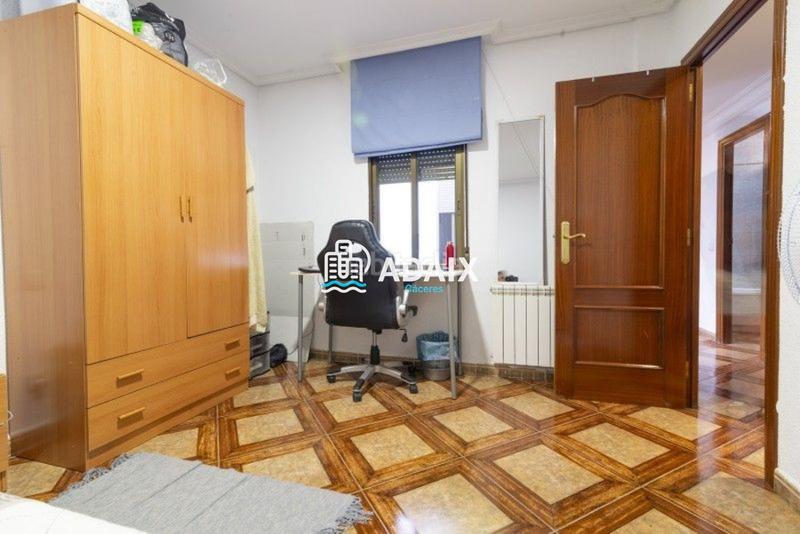 Foto b4cfd7b5-83f1-42d8-9a40-219efe43815f. Piso este magnífico piso en venta, ubicado en antonio hurtado, es una verdadera joya en pleno Centro . tanto si buscas un lug en Cáceres