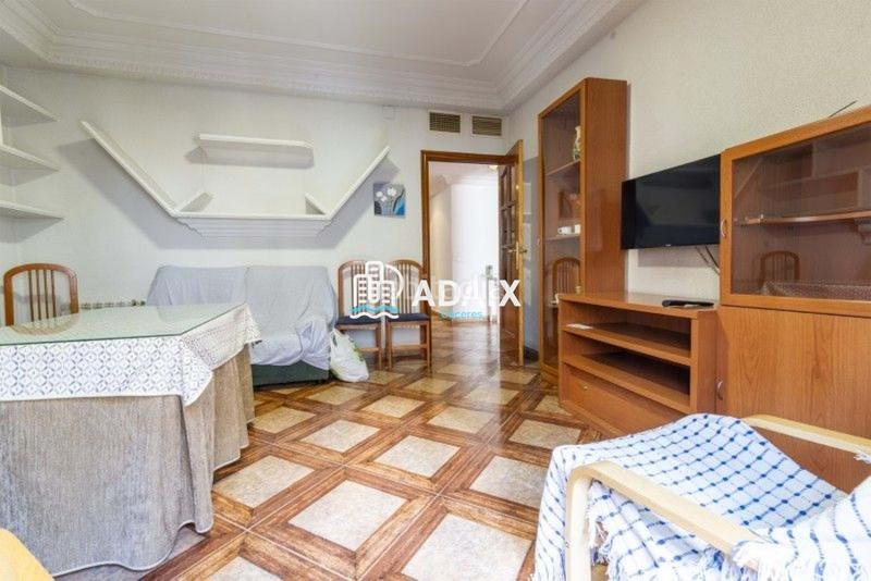 Foto c7f9dde4-d46d-49b2-b637-837c77ce6cd1. Piso este magnífico piso en venta, ubicado en antonio hurtado, es una verdadera joya en pleno Centro . tanto si buscas un lug en Cáceres