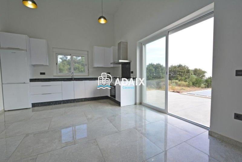 Foto 3b2886cc-349a-4726-a42e-622d07cfa5e4. Casa te presentamos esta increíble casa de campo en venta, una espectacular villa de nueva construcción ubicada en plena dehesa extreme en Zarza de Montánchez
