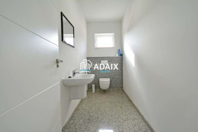 Foto 7c0171b7-d062-4430-bb7c-18d47f6decc1. Casa te presentamos esta increíble casa de campo en venta, una espectacular villa de nueva construcción ubicada en plena dehesa extreme en Zarza de Montánchez