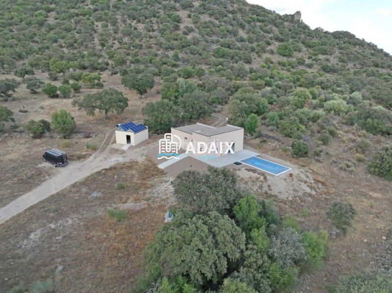 Foto cb471f8b-4765-40d5-8b35-e54f9b5abd3b. Casa te presentamos esta increíble casa de campo en venta, una espectacular villa de nueva construcción ubicada en plena dehesa extreme en Zarza de Montánchez