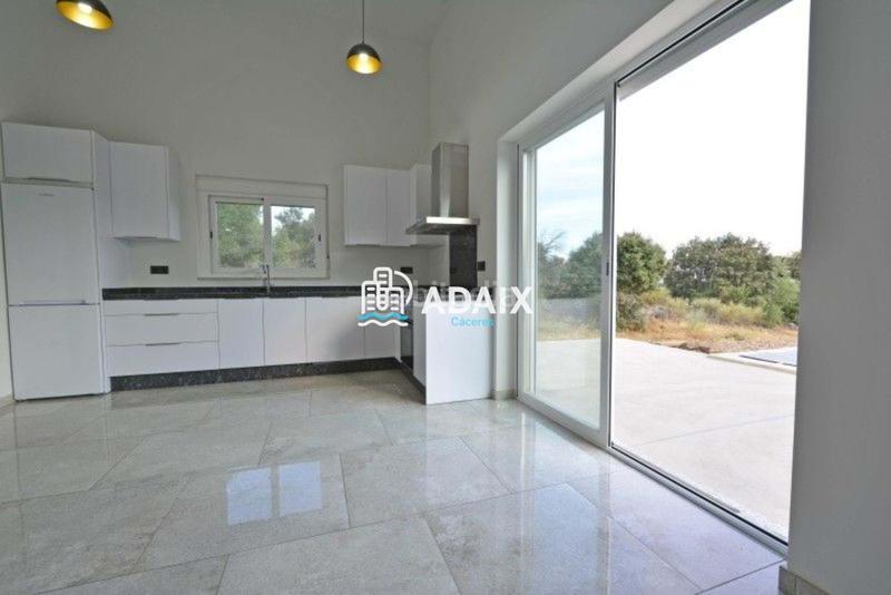 Foto e009cd82-0cf8-4e01-a509-dfbc6577c74c. Casa te presentamos esta increíble casa de campo en venta, una espectacular villa de nueva construcción ubicada en plena dehesa extreme en Zarza de Montánchez