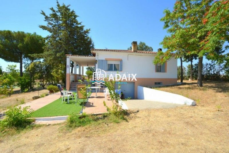 Foto 66cb9872-21b7-4a8a-9abb-93454946416a. Casa amb aparcament piscina a Casar de Cáceres
