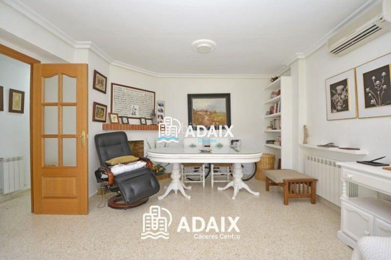 Foto 5113248f-cc23-40dd-875d-860c2b702760. Maison avec piscine dans Campus Universitario Cáceres