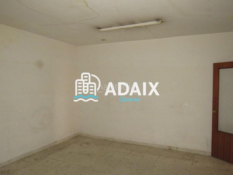 Foto f85336e2-8683-4616-8ed1-a96031970205. Lloguer local comercial a Centro Cáceres