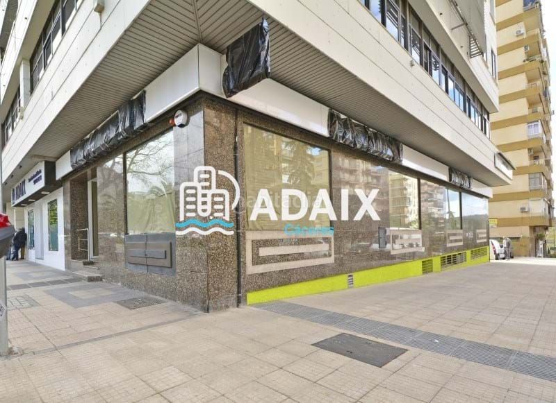 Foto b7e87289-a14e-45d1-bd50-227f2b6624de. Alquiler local comercial amplio local en alquiler en el corazón de la ciudad! consulte precio. en Cáceres