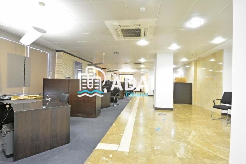 Foto ba6e67e4-22b2-4017-a5f5-633a7f8ea1a3. Alquiler local comercial amplio local en alquiler en el corazón de la ciudad! consulte precio. en Cáceres