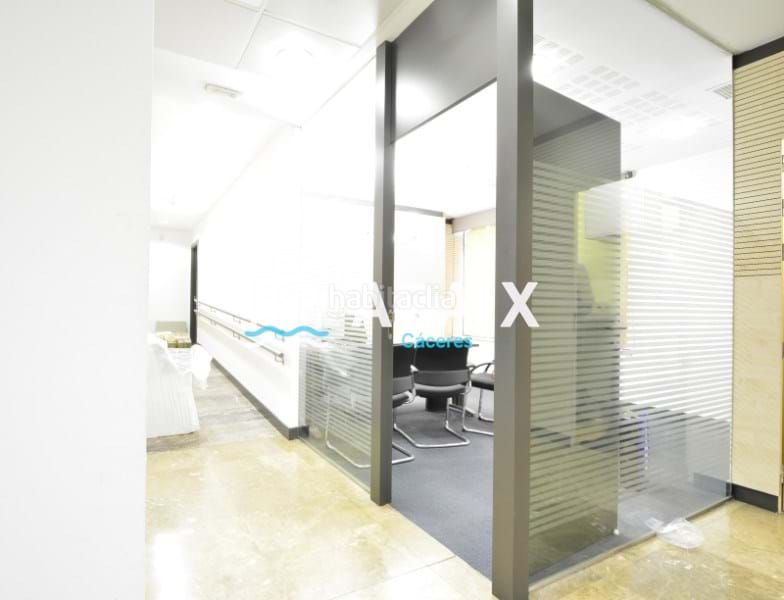Foto c888cf77-a46e-40f2-b26b-f741b167182c. Alquiler local comercial amplio local en alquiler en el corazón de la ciudad! consulte precio. en Cáceres
