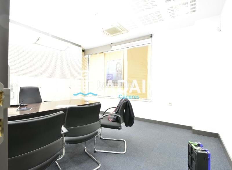 Foto eca088d1-a741-4ebd-b5bb-54ee97de8409. Alquiler local comercial amplio local en alquiler en el corazón de la ciudad! consulte precio. en Cáceres
