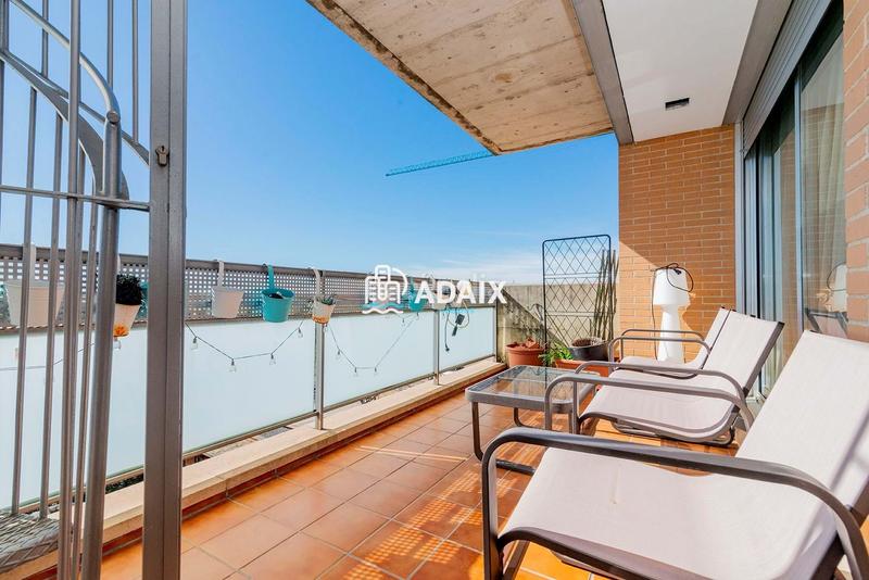 Foto 21da15d6-6a3f-4f29-9c07-013ea45e24a5. Ático la propiedad, que originalmente comprendía dos áticos independientes, ha sido meticulosamente unificada para crear un espacio habi en Cáceres