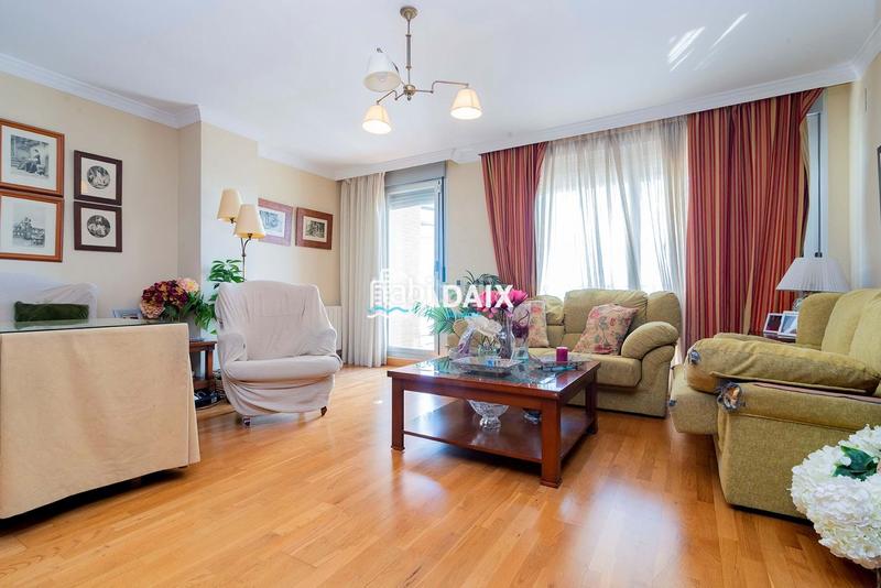 Foto 3d9fbeb9-9708-4ffa-aa18-dd4f683403fc. Ático la propiedad, que originalmente comprendía dos áticos independientes, ha sido meticulosamente unificada para crear un espacio habi en Cáceres