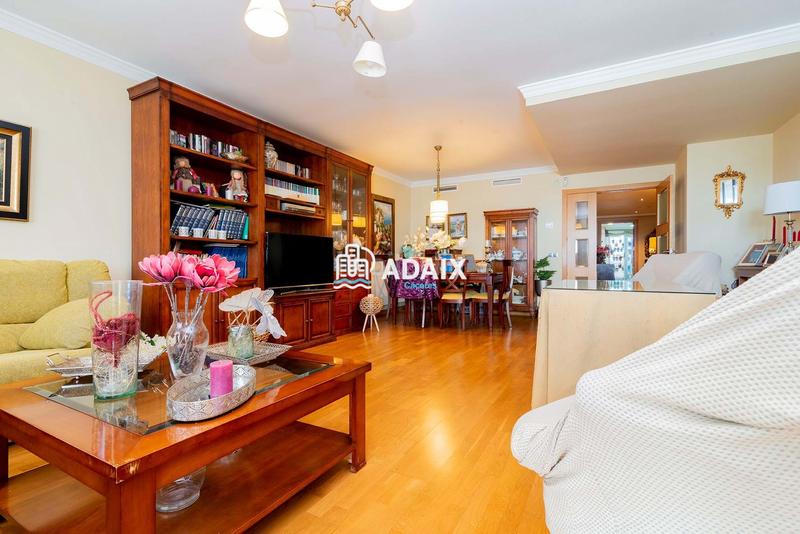 Foto 58bf048c-67d5-4886-a6c7-2f11d3d7d4d9. Ático la propiedad, que originalmente comprendía dos áticos independientes, ha sido meticulosamente unificada para crear un espacio habi en Cáceres