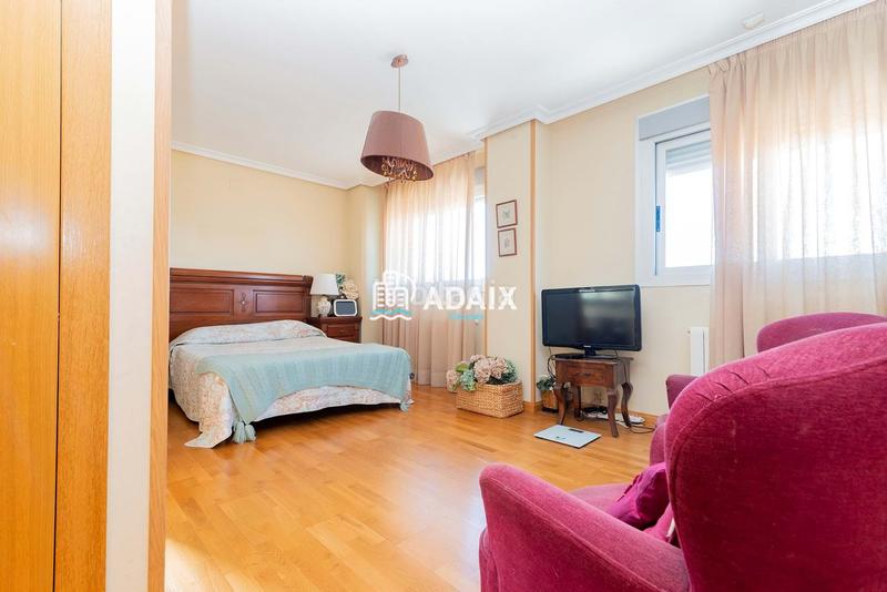 Foto 5cb833e8-1372-403e-9a3e-6e2cea1193a0. Ático la propiedad, que originalmente comprendía dos áticos independientes, ha sido meticulosamente unificada para crear un espacio habi en Cáceres