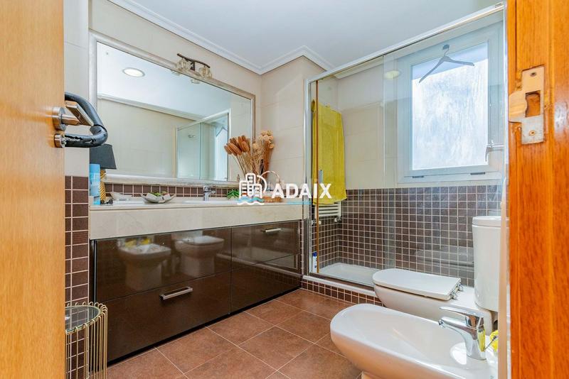 Foto 5ea26c65-6748-4b9b-a644-e4cf0e1415f5. Ático la propiedad, que originalmente comprendía dos áticos independientes, ha sido meticulosamente unificada para crear un espacio habi en Cáceres