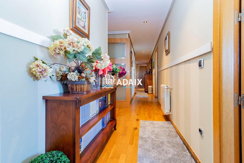 Foto 68cc965c-808d-49c2-b7ac-98b46df49f3f. Ático la propiedad, que originalmente comprendía dos áticos independientes, ha sido meticulosamente unificada para crear un espacio habi en Cáceres