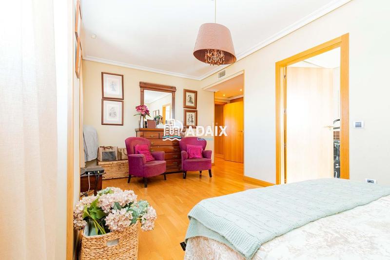 Foto 6ffcce88-cd23-4456-90cb-4c17e1a9588a. Ático la propiedad, que originalmente comprendía dos áticos independientes, ha sido meticulosamente unificada para crear un espacio habi en Cáceres