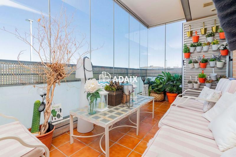 Foto 7f6ad0ae-9e5e-4536-b7e5-2b87b8008e58. Ático la propiedad, que originalmente comprendía dos áticos independientes, ha sido meticulosamente unificada para crear un espacio habi en Cáceres