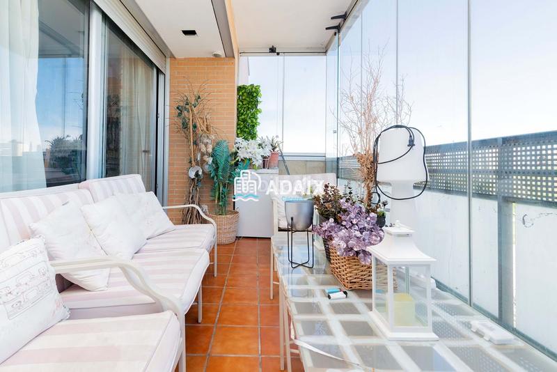 Foto 90d8ec20-19ab-4d45-b554-e09003f37a6c. Ático la propiedad, que originalmente comprendía dos áticos independientes, ha sido meticulosamente unificada para crear un espacio habi en Cáceres