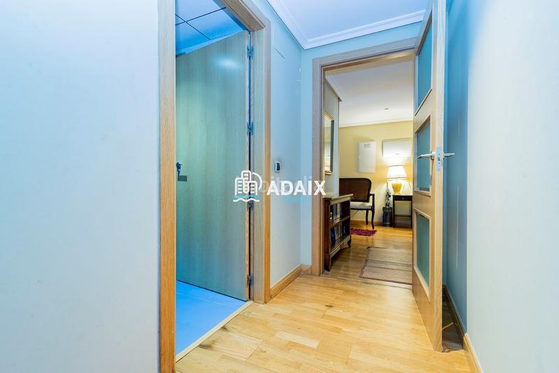 Foto 91793277-5b8c-40d7-ace8-8bd2487a4c53. Ático la propiedad, que originalmente comprendía dos áticos independientes, ha sido meticulosamente unificada para crear un espacio habi en Cáceres