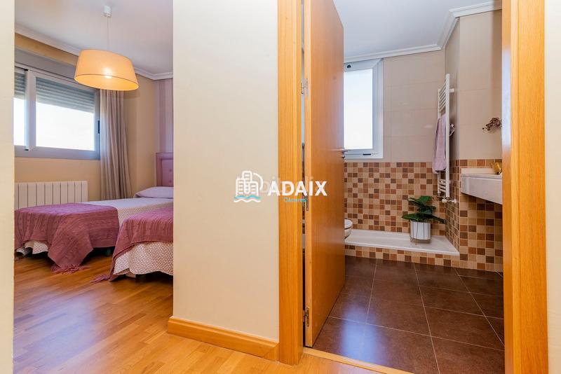 Foto a81841bd-2404-4e52-b26b-06d4c4252e2c. Ático la propiedad, que originalmente comprendía dos áticos independientes, ha sido meticulosamente unificada para crear un espacio habi en Cáceres